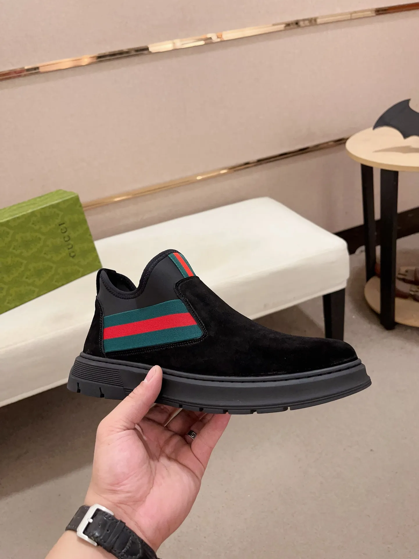 Factory price 480💰 (sheepskin lining * velvet lining optional! Can be made without label) High-quality new GUCCI (Gucci) counters will be launched simultaneously. The new men's shoes and 😘fabric are made of high-tech glue-spraying technology. Lining: sheepskin lining* velvet lining. 👍🏿 High-end ☄️ air-cushion molded anti-slip rubber outsole, exquisite lines, simple and elegant, comfortable and high-end for leisure travel. Code number: 38 to 44 (45 can be customized and cannot be returned or exchanged)